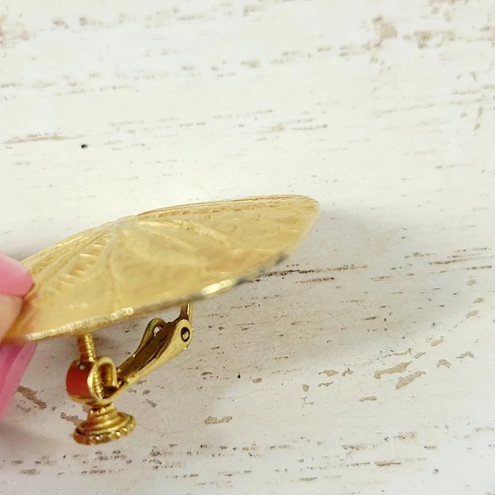 VTG Dauplaise Brushed Gold Tone Sand Dollar Earrings Clip On Statement Beachy